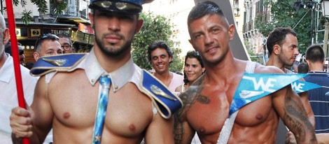 Dos hombres musculados en el pregón del Orgullo Gay 2013 de Madrid