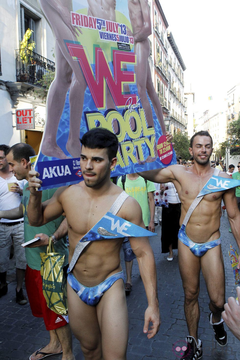 Dos hombres en el pregón del Orgullo Gay 2013 de Madrid