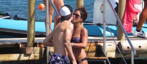 Cesc Fábregas y Daniella Semaan a punto de besarse durante sus vacaciones en Ibiza