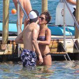Cesc Fábregas y Daniella Semaan a punto de besarse durante sus vacaciones en Ibiza