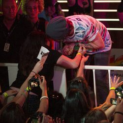 Jay McGuiness atendiendo a los fans durante el concierto de The Wanted en Madrid