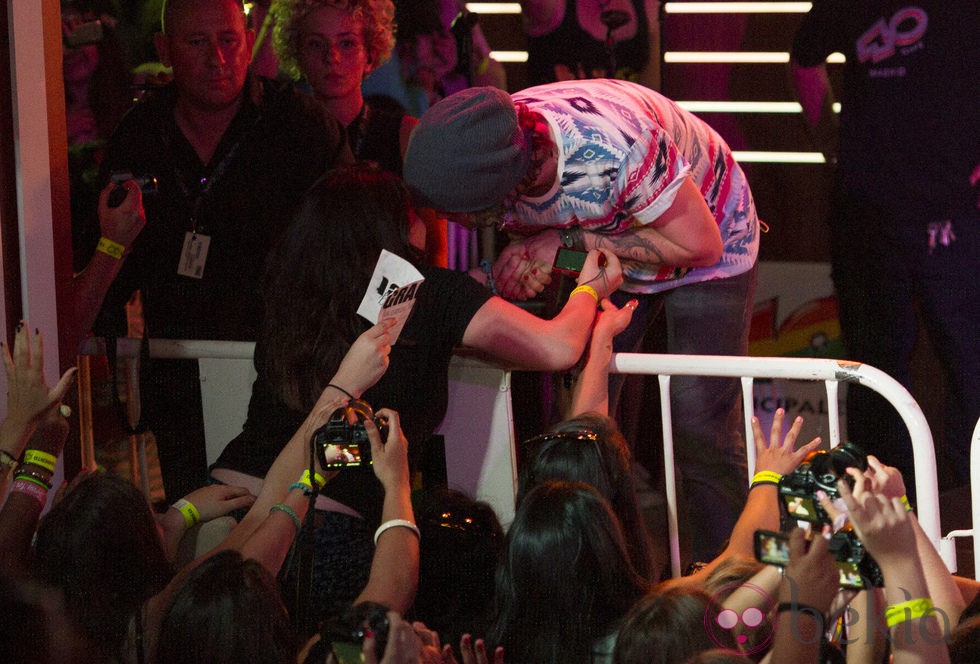 Jay McGuiness atendiendo a los fans durante el concierto de The Wanted en Madrid