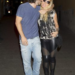 Dani Terán besa en la mejilla a Marta Sánchez durante un paseo por Madrid