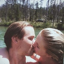 Ireland Baldwin y su novio Slater Trout se dan un beso durante sus vacaciones en Idaho
