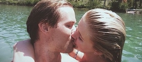 Ireland Baldwin y su novio Slater Trout se dan un beso durante sus vacaciones en Idaho