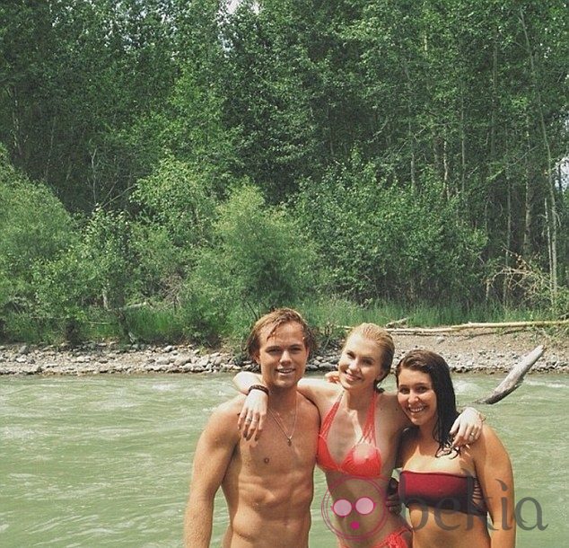 Ireland Baldwin y su novio Slater Trout posan con una amiga durante sus vacaciones en Idaho