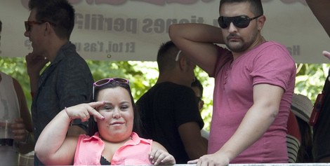 Almudena Fernández 'Chiqui' y su marido Borja en el desfile del Orgullo Gay 2013