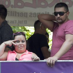 Almudena Fernández 'Chiqui' y su marido Borja en el desfile del Orgullo Gay 2013
