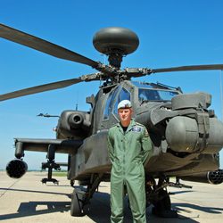 El Príncipe Harry de Inglaterra posando como comandante del helicóptero Apache
