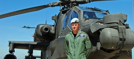 El Príncipe Harry de Inglaterra posando como comandante del helicóptero Apache