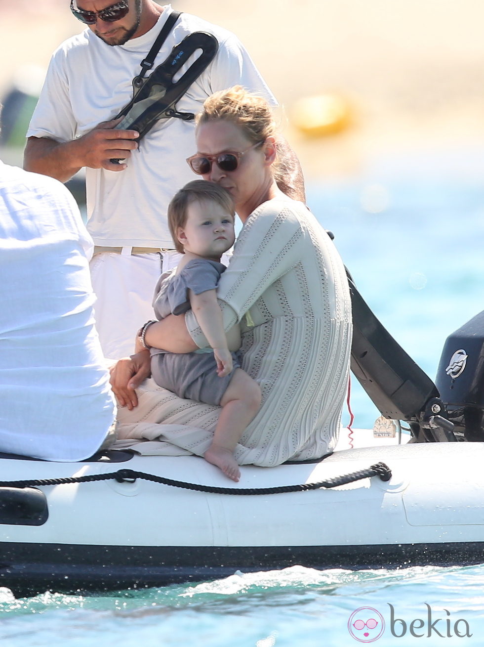 Uma Thurman y su hija Rosalind en una lancha en las playas de Saint Tropez