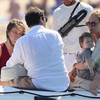 Uma Thurman hablando con su novio Arpad Bosson en una lancha en las playas de Saint Tropez