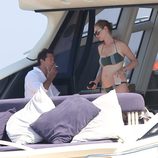 Uma Thurman en bikini hablando con su novio Arpad Bosson en un barco en las playas Saint Tropez