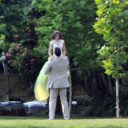 Marc Gasol cogiendo en brazos a Cristina Blesa el día de su boda