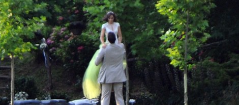 Marc Gasol cogiendo en brazos a Cristina Blesa el día de su boda