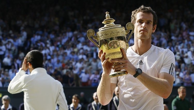 Andy Murray posando con el trofeo del torneo de Wimbledon 2013