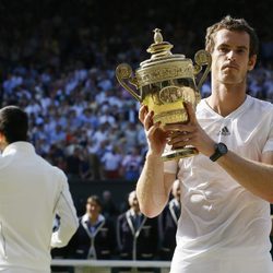 Andy Murray posando con el trofeo del torneo de Wimbledon 2013