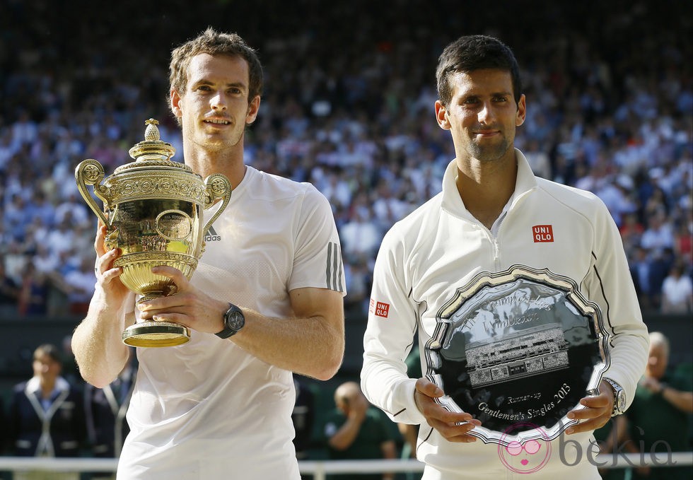 Andy Murray y Novak Djokovic posando con sus respectivos trofeos de Wimbledon 2013