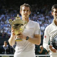 Andy Murray y Novak Djokovic posando con sus respectivos trofeos de Wimbledon 2013