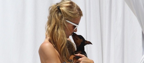 Paris Hilton besa a su perro en una playa de Malibú