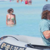 Carles Puyol en una lancha para surcar las aguas de Ibiza