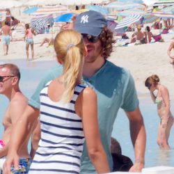 Carles Puyol y Vanesa Lorenzo subiendo a una lancha en Ibiza