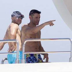 Jesús Vázquez y Roberto Cortés disfrutan del verano en un barco en Ibiza