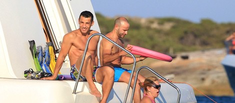 Jesús Vázquez y Roberto Cortés tomando el sol en un barco en Ibiza