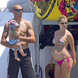 Víctor Valdés con su hijo Kai en brazos y Yolanda Cardona en un barco en Ibiza