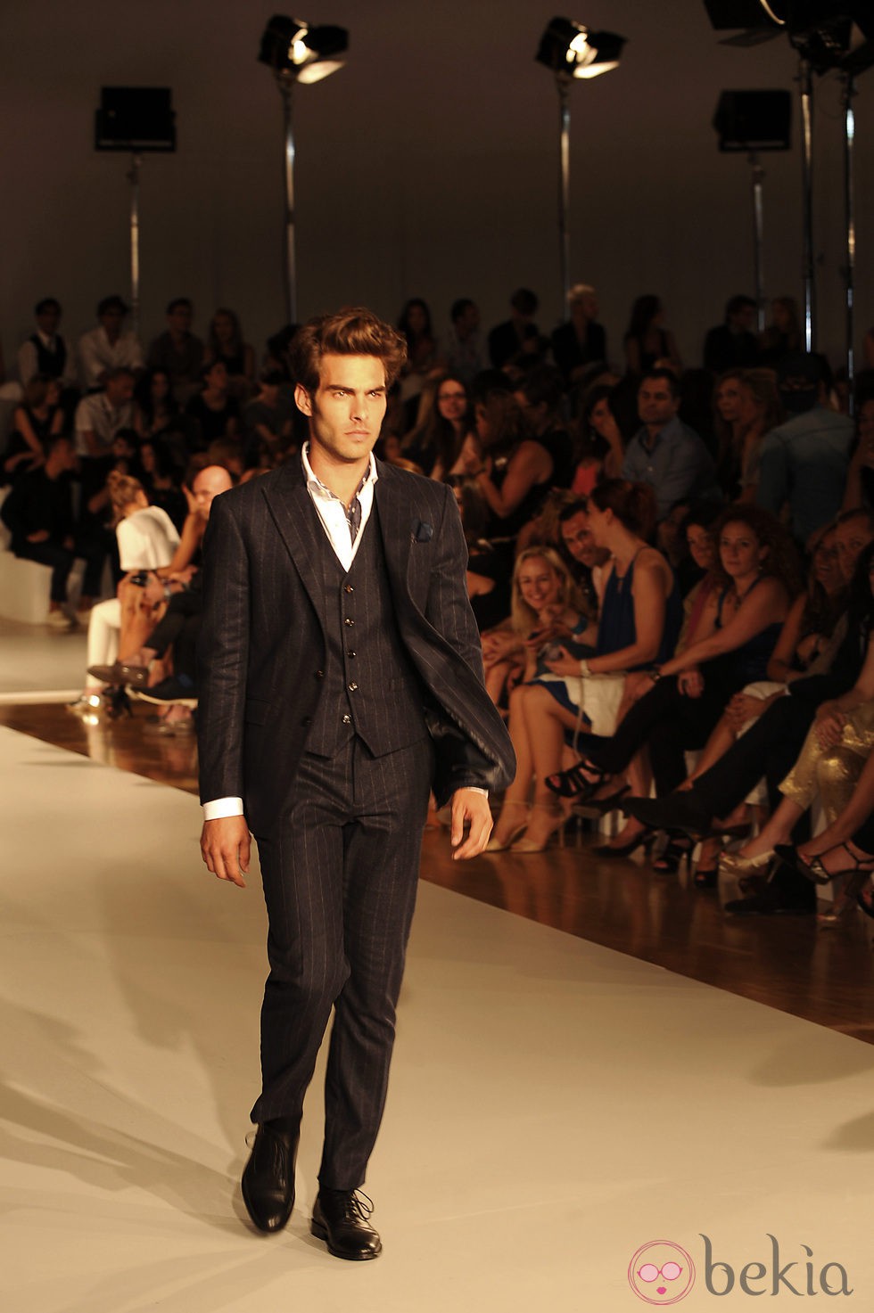 Jon Kortajarena desfilando con la colección de Mango otoño/invierno 2013 en la 080 Barcelona Fashion