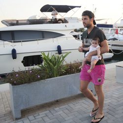 Cesc Fábregas con su hija Lia en el puerto de Ibiza