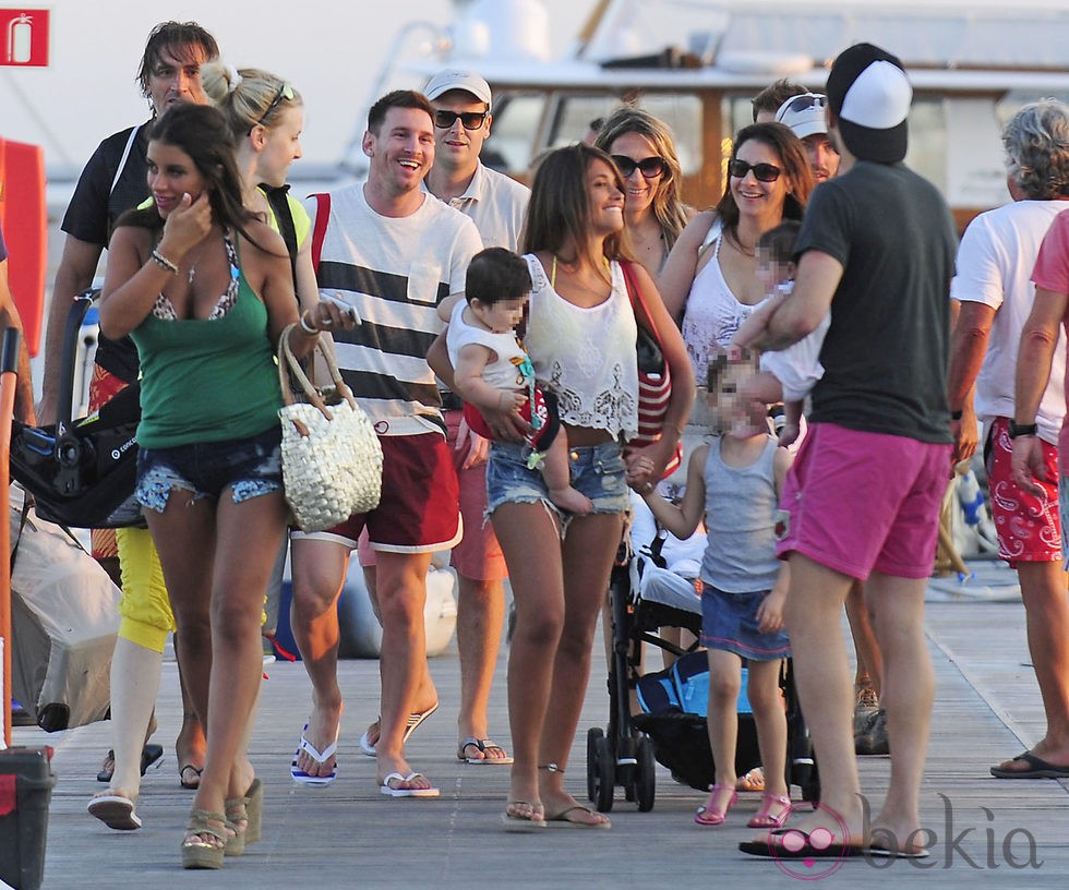 Cesc Fábregas, Daniella Semaan, Leo Messi y Antonella Roccuzzo con sus hijos en Ibiza