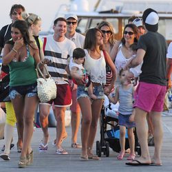 Cesc Fábregas, Daniella Semaan, Leo Messi y Antonella Roccuzzo con sus hijos en Ibiza