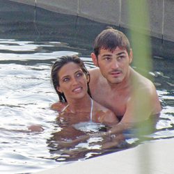 Iker Casillas y Sara Carbonero abrazados en una piscina en el Caribe