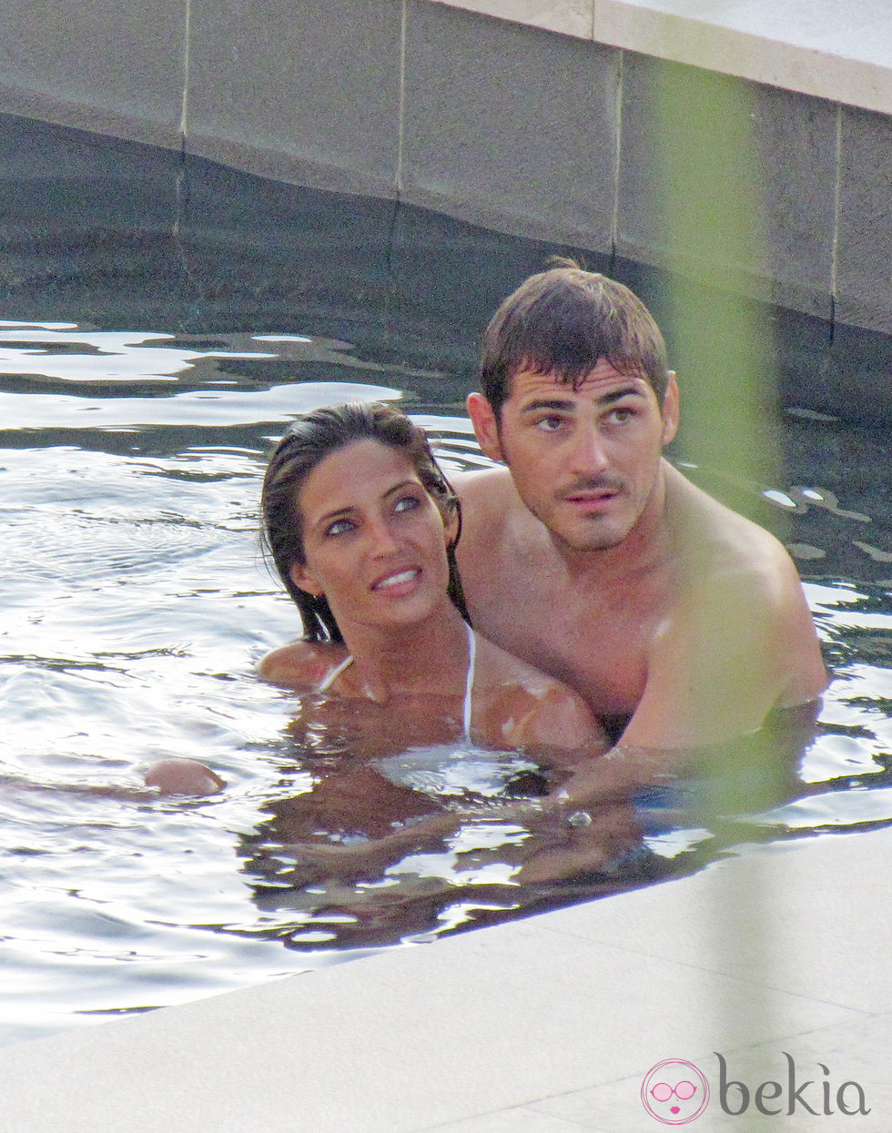 Iker Casillas y Sara Carbonero abrazados en una piscina en el Caribe