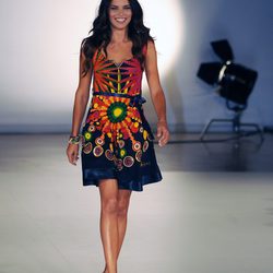 Adriana Lima desfilando para Desigual primavera/verano 2014 en la 080 Barcelona Fashion