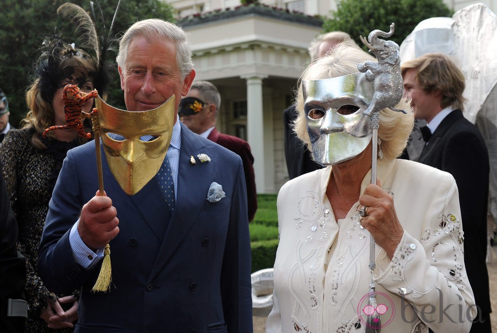 Carlos de Inglaterra y Camilla Parker Bowles en una fiesta a favor de los elefantes