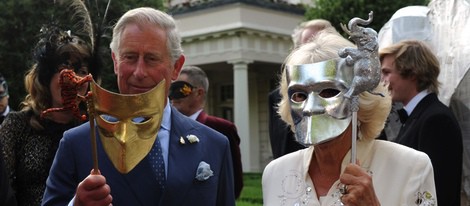 Carlos de Inglaterra y Camilla Parker Bowles en una fiesta a favor de los elefantes