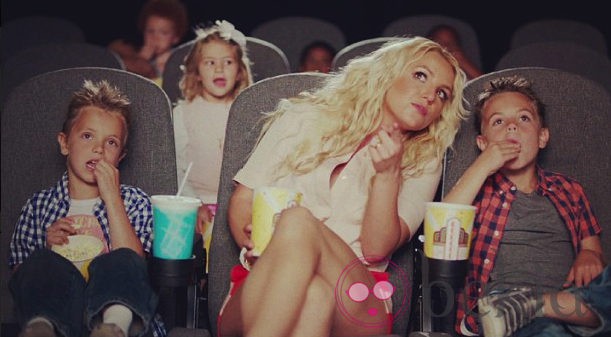 Britney Spears con sus hijos en el videoclip de 'Ooh La La'