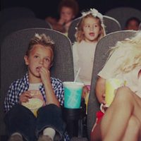 Britney Spears con sus hijos en el videoclip de 'Ooh La La'