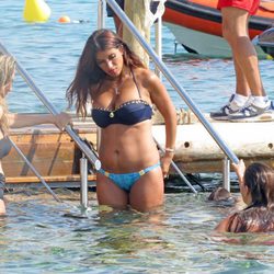 Daniella Semaan dándose un chapuzón en Ibiza