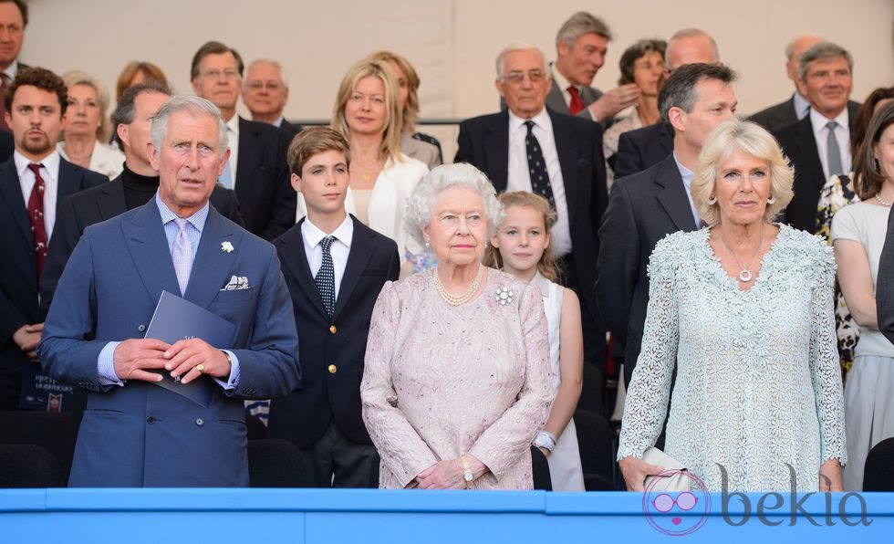 La Reina Isabel II con el Príncipe Carlos y Camilla Parker en un concierto del 60 aniversario de su coronación