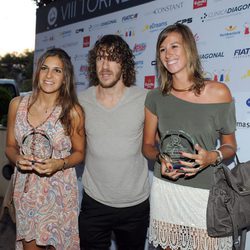 Carles Puyol junto con los ganadores en la entrega de premios del VIII Torneo XAP de Golf solidario