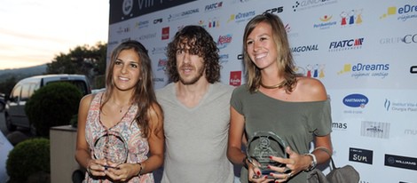 Carles Puyol junto con los ganadores en la entrega de premios del VIII Torneo XAP de Golf solidario