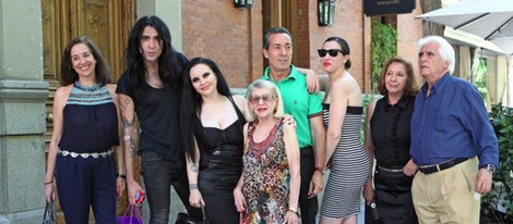 Mario Vaquerizo junto a Alaska y su familia en la celebración de su 39 cumpleaños