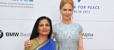 Lakshmi Puri y Nicole Kidman en la entrega del premio 'Cinema for Peace' en Berlín