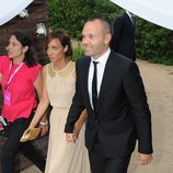 Andrés Iniesta y Anna Ortiz en la boda de Xavi Hernández y Nuria Cunillera