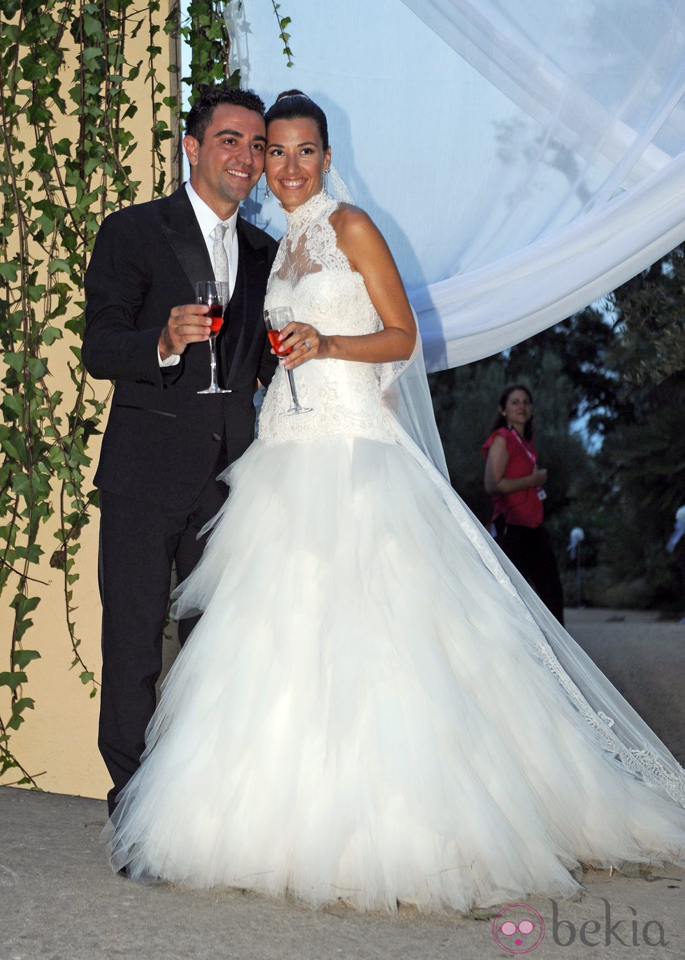 Xavi Hernández junto a su esposa Nuria Cunillera en su boda