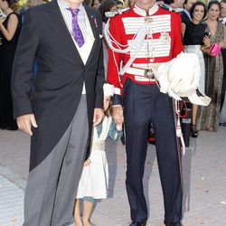 Manuel Lastra y su padre a la entrada de su boda con Leticia Calderón