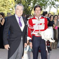 Manuel Lastra y su padre a la entrada de su boda con Leticia Calderón